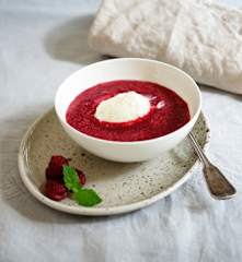 Himbeersüppchen mit Sauerrahmeis