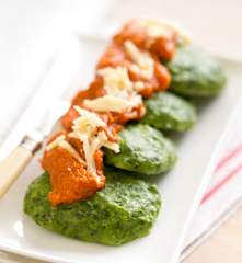 Spinach and ricotta patties with tomato sauce