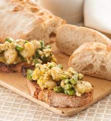 Uova strapazzate con asparagi e gamberi