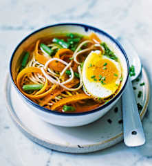 Bouillon au miso, œuf et petits légumes