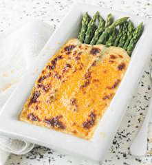 Espárragos gratinados con salsa de queso