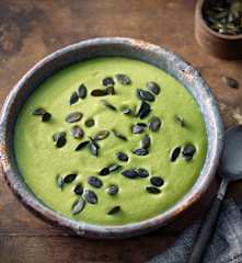 Brokkoli-Käse-Suppe mit Kürbiskernen