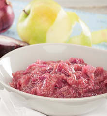 Guarnición de cebolla roja y manzana