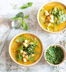 Soupe printanière courgettes, haricots, pesto