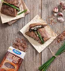 Koperty z siemienia lnianego ze szpinakiem i fetą