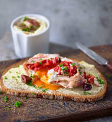 Œuf, poitrine fumée et poivrons grillés