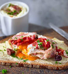 Huevos poché con beicon y piquillos