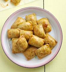 Pastéis de carne picada e beringela marinada