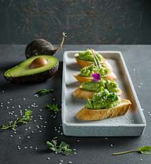 Crostini mit Avocado-Rettich-Creme