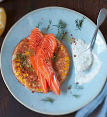 Blinis au sarrasin et au maïs, saumon mariné