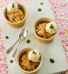 Crumble de alperce e coco