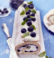 Blaubeer-Biskuitrolle