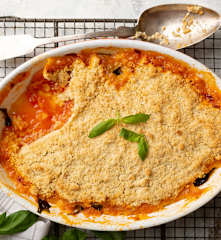 Crumble de tomates y albahaca