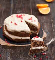 Ciasto marchewkowe z kardamonem i kremem z tahini