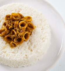 Caril de lulas com arroz a vapor