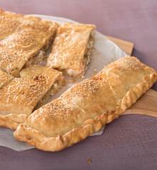 Empanada de langostinos, queso crema y cebolla confitada