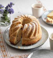Ofakatz (Germgugelhupf mit Früchten)