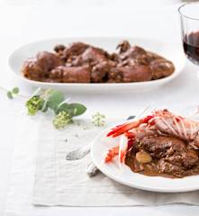 Pollo al chocolate con cigalas y boletus