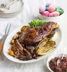 Spată de miel la cuptor, cu fenicul și sos dulce-acrișor