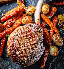 Tomahawk asado con salsa bernesa