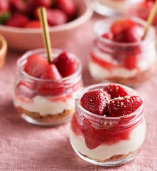 Fresas con mousse de queso y chocolate blanco al vacío