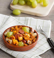 Migas con chorizo y uvas