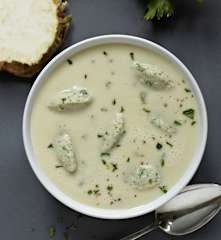 Sellerie-Kartoffel-Suppe mit Kräuterklößchen
