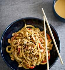 Noodles com frango e molho satay