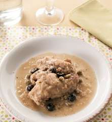 Conejo con aceitunas negras y alcaparras