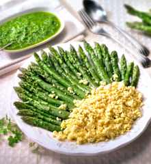 Chřest na páře se zelenou omáčkou