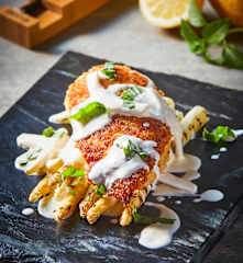 Pollo con costra de parmesano y crema de limón