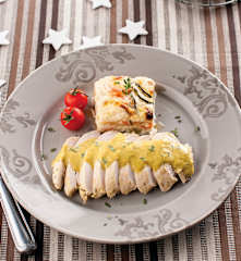 Peitos de frango com espumante e legumes gratinados