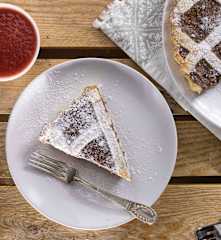 Pastiera cioccolato e Rum con coulis di fragole