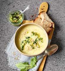 Kohlrabisuppe mit geröstetem Quinoa