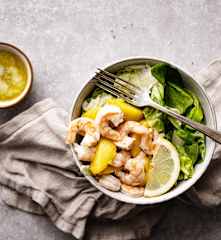 Ensalada de langostinos y melocotón con aderezo de limón al vacío