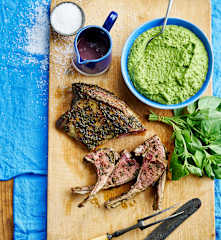 Costeletas de borrego e puré de ervilhas e espinafres