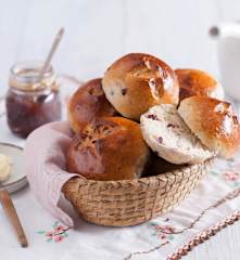 Mleczne bułeczki z żurawiną