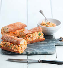 Garniture au saumon et au coleslaw pour sandwiches