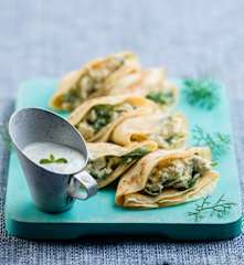 Crepes de frango com molho de iogurte