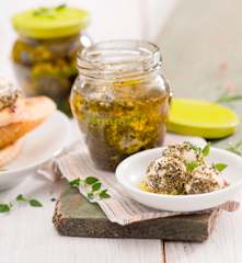 Čerstvý sýr z jogurtu marinovaný v bylinkovém oleji