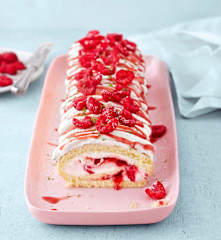 Biskuitrolle mit Himbeersahne