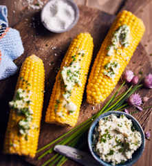 Maiskolben mit Schnittlauch-Zitronenbutter