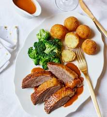 Weihnachtsgans mit Kartoffelbällchen und Brokkoli