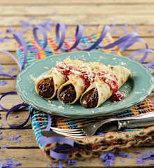 Canelones de chocolate com molho de morango