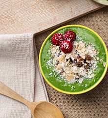 Smoothie bowl de espinacas y kiwi