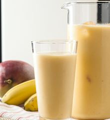 Batido tropical de mango y plátano con leche de coco