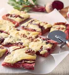 Pizza morada con achicoria y nueces