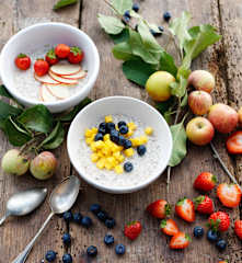 Copos de avena con bebida de cáñamo y fruta