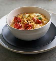 Risoto de alho com tomate-cereja e mozarela