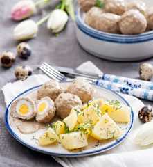 Pulpety z jajkami przepiórczymi w sosie pieczarkowym